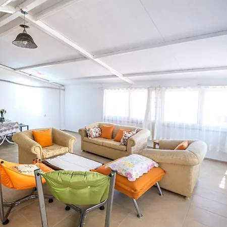 아파트 Lovely House Near Beach With Backyard In *