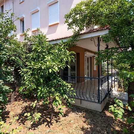 아파트 Lovely House Near Beach With Backyard In *