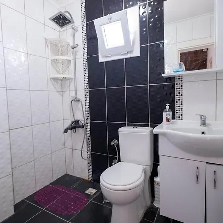 아파트 Lovely House Near Beach With Backyard In *