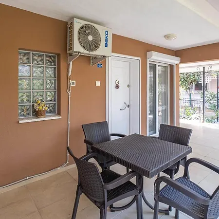 Lovely House Near Beach With Backyard In Apartamento